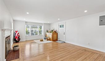 9 Country Pkwy, North Providence, RI 02911