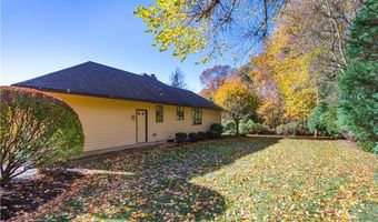 40 Phenix Ridge Dr, Cranston, RI 02921