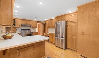 28 Hybrid Dr, Cranston, RI 02920