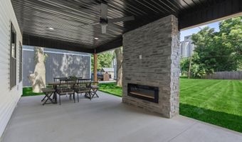 309 W Locust St, Aurora, MO 65605