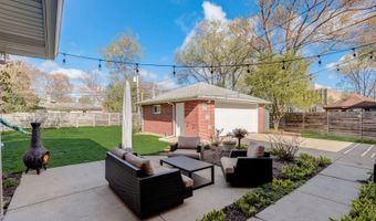 208 S Reuter Dr, Arlington Heights, IL 60005