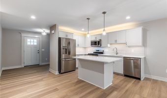30 Essex Woods Ln B, Amherst, NY 14228