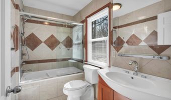 160 Pelican Rd, Middletown, NJ 07748
