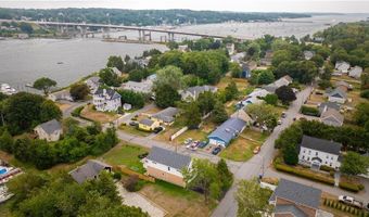 10 Mount Hope Ave, Portsmouth, RI 02871