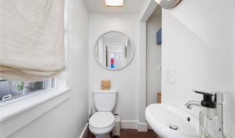 5 Tews Ct, Newport, RI 02840