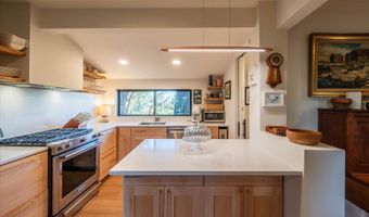 390 4TH St SW, Bandon, OR 97411