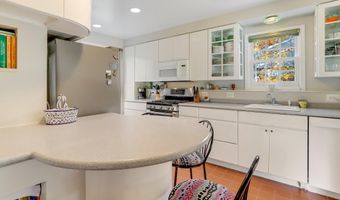 2700 N DINWIDDIE St N, Arlington, VA 22207