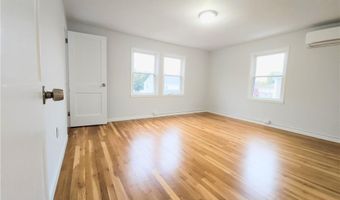 1 Shangri-La Ln, Middletown, RI 02842