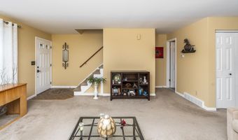232 Point Of Woods Dr, Albany, NY 12203