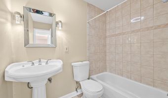 5204 NEWTON St #304, Bladensburg, MD 20710