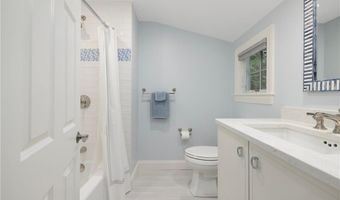10 Linden Gate Ln, Newport, RI 02840