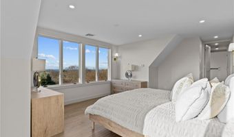 8 J H Dwyer Dr, Middletown, RI 02842