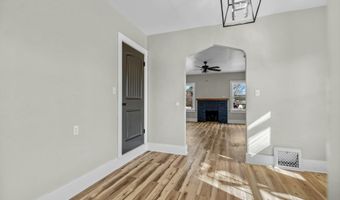 110 W Locust St, Aurora, MO 65605