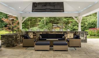 91 Woodridge Dr, North Kingstown, RI 02874