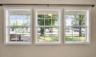 702 E Highland St, Aurora, MO 65605