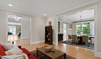7032 WILSON Ln, Bethesda, MD 20817