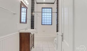 17 E 33rd St, Savannah, GA 31401