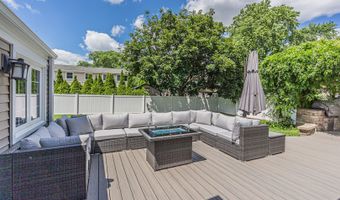 210 W Pickwick Rd, Arlington Heights, IL 60005