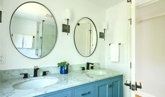 18 Chantilly Dr, Barrington, RI 02806