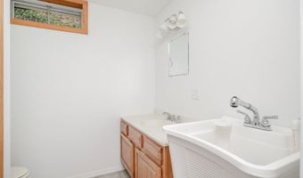 23 Oak Grove Rd, Brookfield, CT 06804