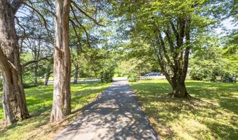 4113 PINERIDGE Dr, Annandale, VA 22003