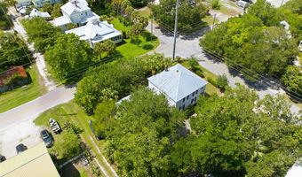 128 4th St, Apalachicola, FL 32320