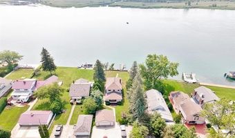 429 Edgewater Dr, Algonac, MI 48001