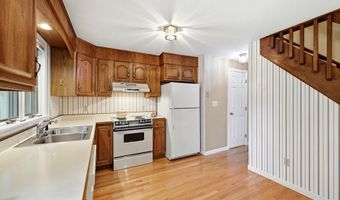 2 Mansion Woods Dr B, Agawam, MA 01001
