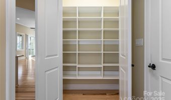 38 Chantilly Dr, Asheville, NC 28804