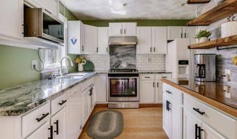 8 Royal Ln, Raymond, NH 03077