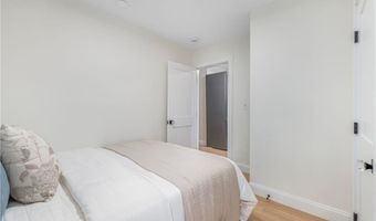 28 Young St 1, Newport, RI 02840
