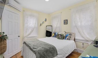 5 Conrad Ct, Newport, RI 02840
