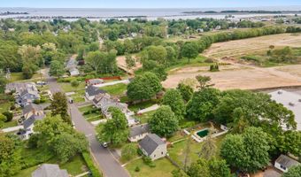 8 Maple Ave, Clinton, CT 06413
