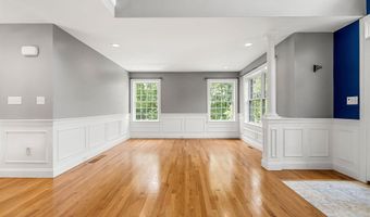 60 Camelot Dr, Bedford, NH 03110