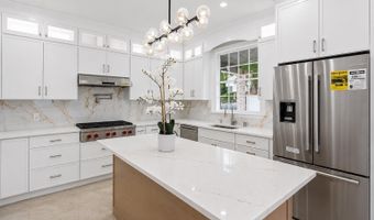 37 Beverly Dr, Albertson, NY 11507