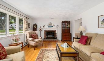 68 Birchwood Dr, Narragansett, RI 02882