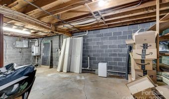 1 Glen Cove Rd, Arden, NC 28704