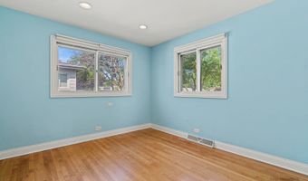 330 N Country Club Dr, Addison, IL 60101