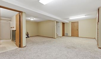 1607 S 6th St, Aberdeen, SD 57401