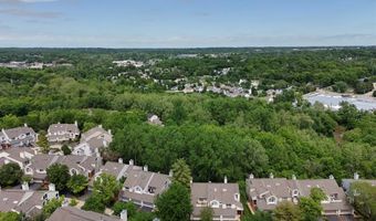 1872 Ridgeview Circle Dr, Ballwin, MO 63021