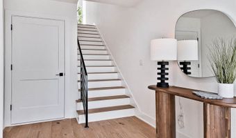 208 NW 9th St, Bentonville, AR 72712
