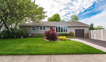 19 Buchanan Ave, Amity Harbor, NY 11701