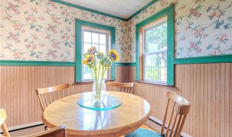 8 Spruce Ave, Middletown, RI 02842