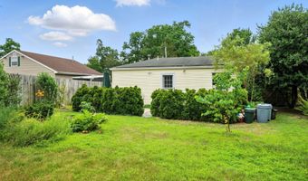 29 Park Ave, Belford, NJ 07718