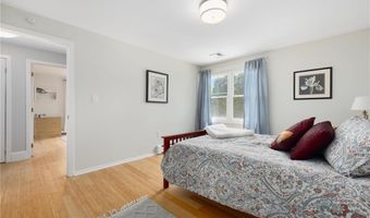 5 Maloney Ln, Middletown, RI 02842