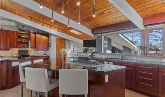 10 Ocean View Dr, Middletown, RI 02842