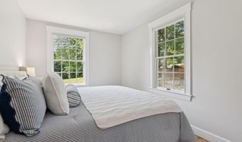 4 Victoria Ln, Falmouth, ME 04105