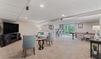 635 Oakview Dr, Algonquin, IL 60102