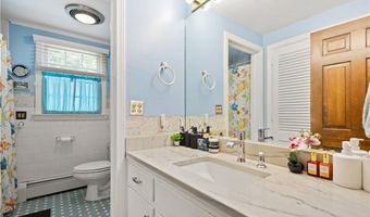 10 Bartlett Rd, Middletown, RI 02842