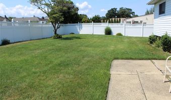 6 Winter Ln, Amityville, NY 11701
